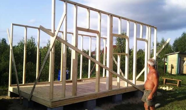 Half-built barn: the floor and two long walls are standing, it remains to install short ones and make a rafter system