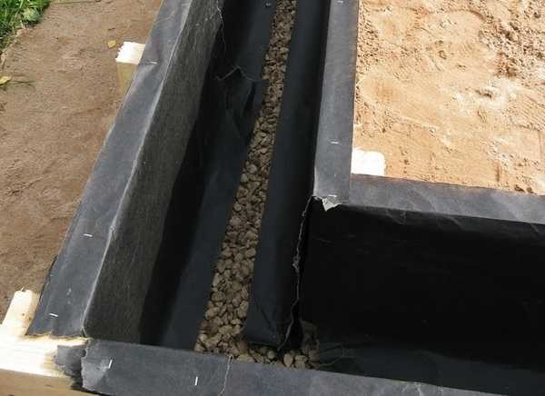 For the formwork, boards of 150 * 50 mm were used, so that they could be used in the future, they were punched with glassine. After dismantling the formwork (as the concrete grabbed), they were disassembled and placed like floor logs