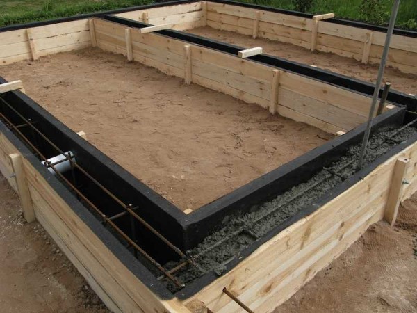 A connected frame is installed in the formwork, which is then poured with concrete of a grade not lower than M-200