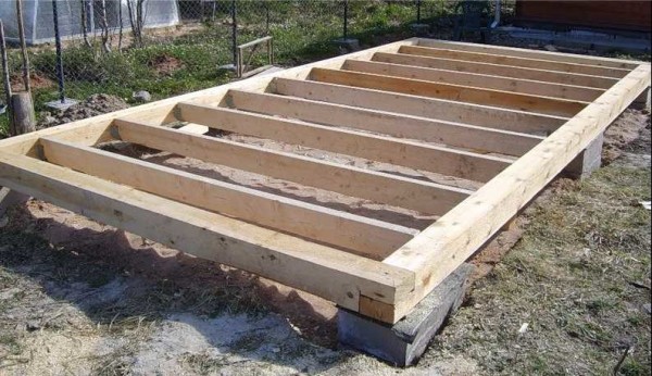 Construction of the barn begins. Waterproofing was laid on the foundation, a strapping was laid on it, and a bar was attached to the strapping
