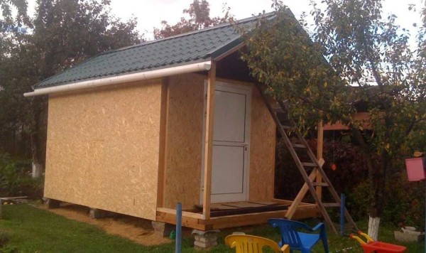 This is an almost finished shed with a gable roof. Wall decoration left