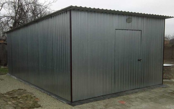 Do-it-yourself ready-made shed made of metal (corrugated board)