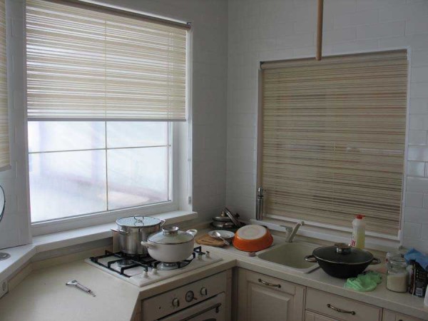 Roller blinds: at the top of the frame, a roller is attached to the curtains, which is rolled out by pulling on its lower part