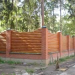 Small diameter logs are fixed on a brick base and pillars