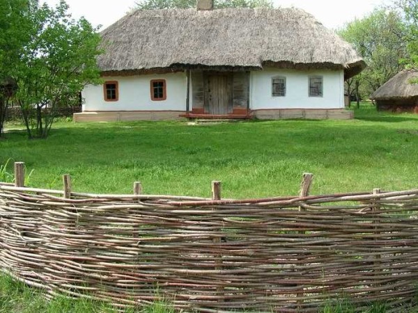 One of the criteria for choosing a fence is the style of the house and the site