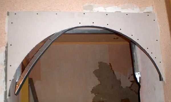 We fasten the incised profile, simultaneously giving it the shape of an arch