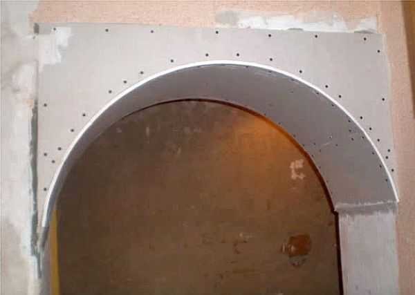 Attaching a strip of plasterboard to the arch