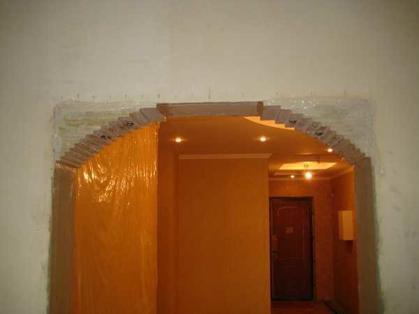 Side view of the archway opening