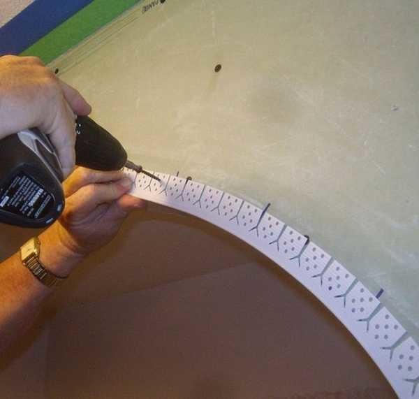 A corner is attached along the arch of the arch, everything is put on