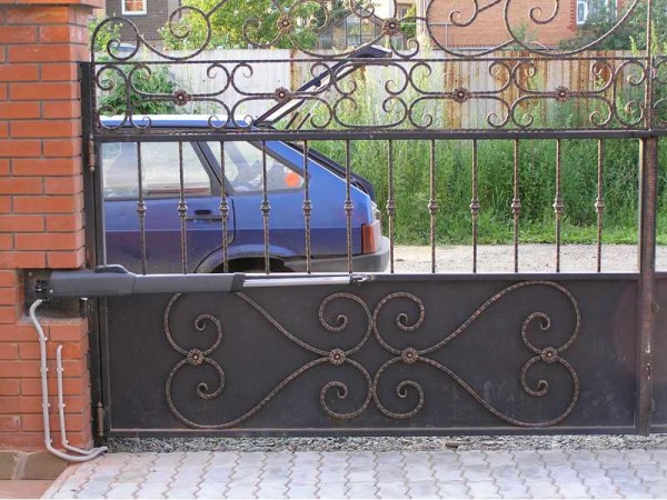 Installation example of a linear mechanism for opening gates and wickets