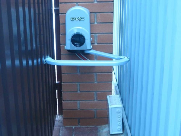 Lever drive for automatic gate opening