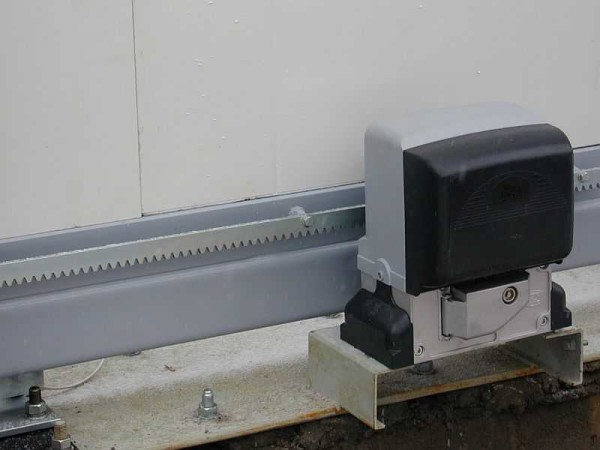 External view of the drive for automatic sliding gates