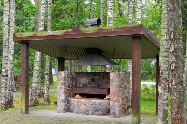 A simple barbecue or barbecue made of bricks in the country or on the site can be built without experience
