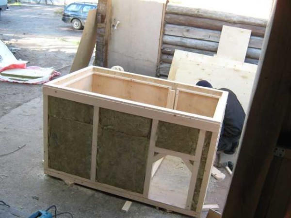 Plywood doghouse: an example of insulation