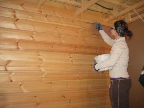 It is difficult to paint well the entire surface of a wall covered with clapboard