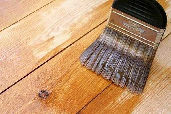 The varnish can be glossy, matte or semi-matte, and it can give a color - pigmented