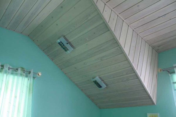 Whitewashed lining looks great both on the walls and on the ceiling