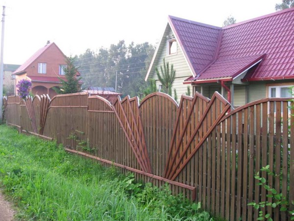 The non-standard approach and decorativeness of the picket fence has increased many times