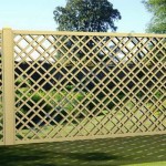 Double slats - such a lattice fence looks interesting
