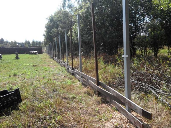 It is more convenient to assemble a wicker fence made of boards not in runs, but horizontally - weaving several boards along the entire length