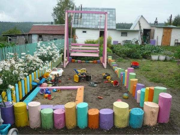 The fence can be made from hemp, painted in different colors.