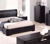 A bedroom with high-tech style elements does not look so cold