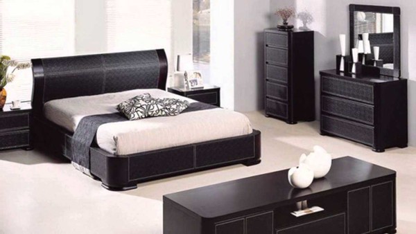 A bedroom with high-tech style elements does not look so cold