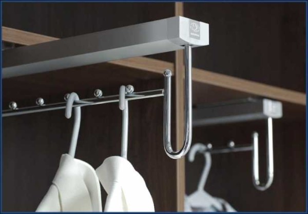 Retractable brackets for clothes hangers