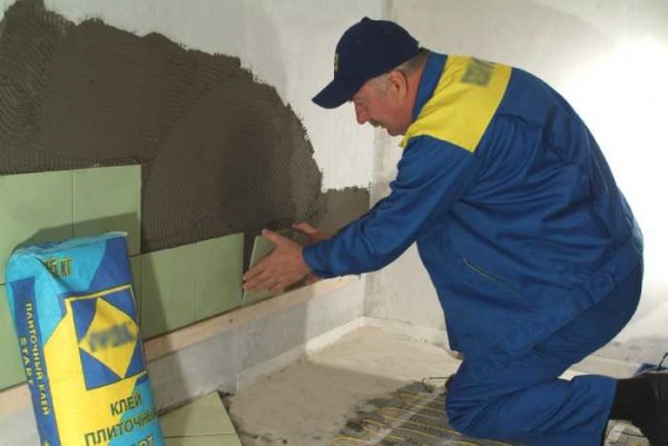 Installing tiles on the wall