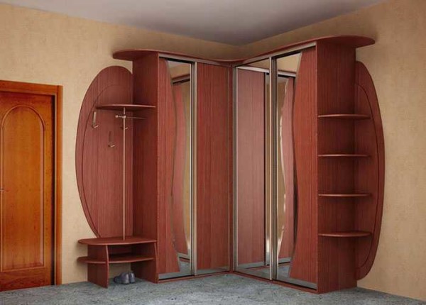 Corner wardrobe in the hallway uses all the free space