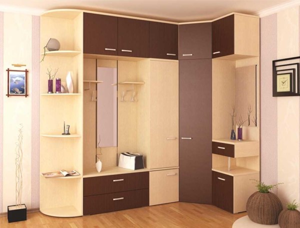 Two adjoining walls in a narrow hallway can also be used effectively