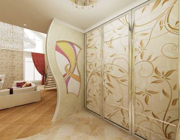 Delicate colors, semi-airy partition, allowing natural light to enter the hallway