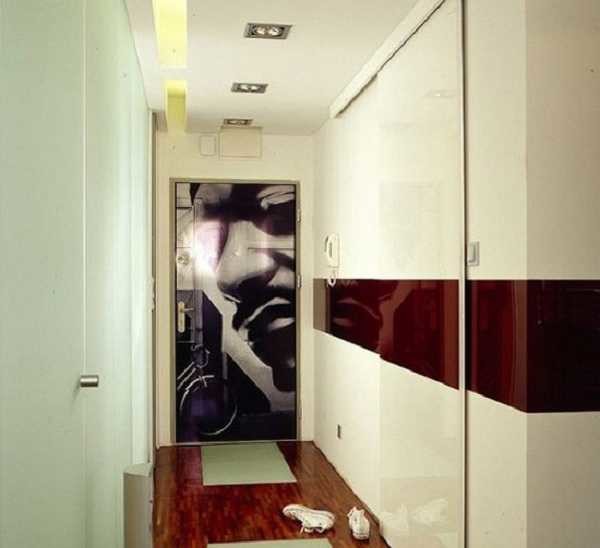 A long, full-wall wardrobe is a great option. BUT so that it fits in and does not crush massiveness, the doors should be light, or better, with mirror inserts