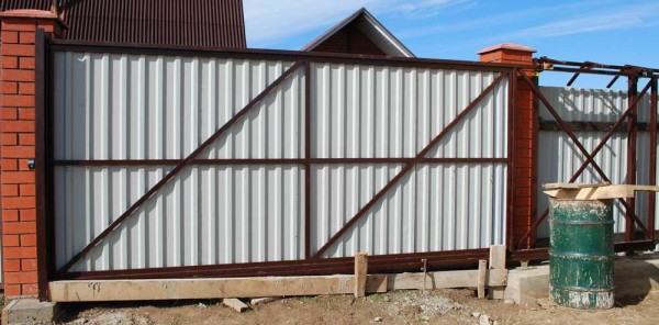 These gates are made on the basis of a ready-made set, the frame was made by ourselves, also independently monitored