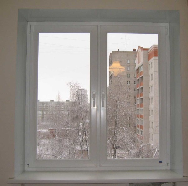 Window with plastic slopes (sandwich panels)