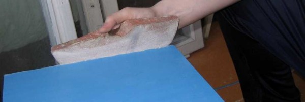 Processing the edge of a plastic panel