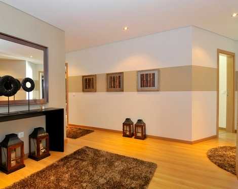 Wide horizontal stripe is another way to paint a room in two colors