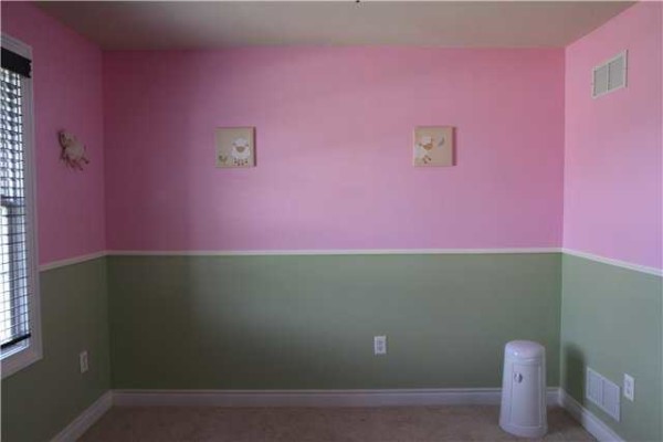 The molding can be left white - it can be combined with any colors, or it can be painted in one of the suitable colors