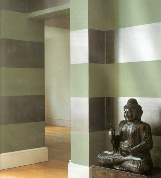 Combination of matte and glossy paint stripes