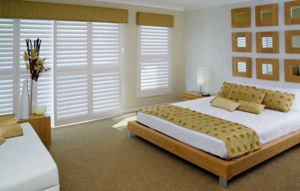 A combination of blinds and roller blinds made of thin material - darkening windows and an interesting visual effect