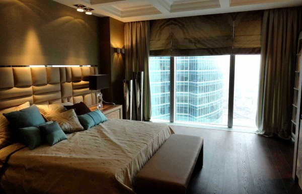 Curtains for the bedroom: a combination of Roman and classic
