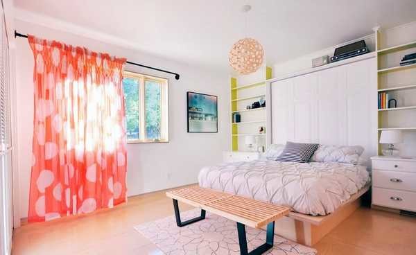 Bright colors with patterns on window curtains are a sign of country style