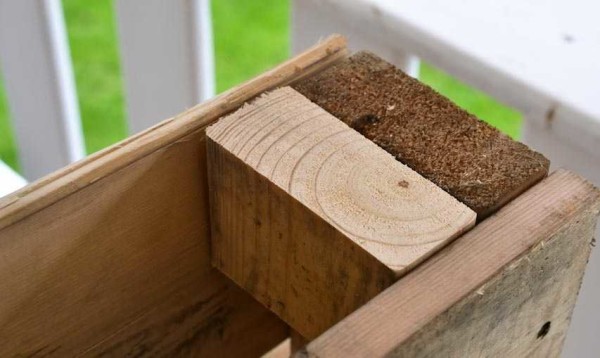 Reinforce the corners of the pallet
