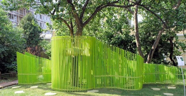Who would have thought that often nailed thin boards would make such an interesting fence?