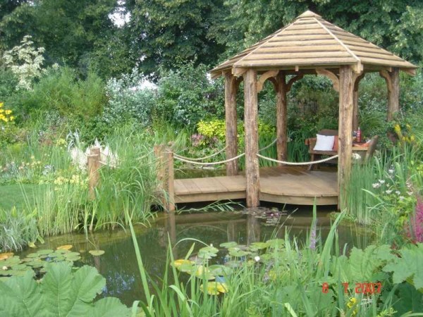 The Naturgarten style strives to make the landscape as natural as possible using wild plants, to which new ones are only added