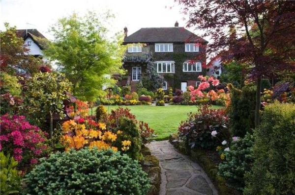 Lush vegetation interspersed with manicured lawns - signs of an English garden