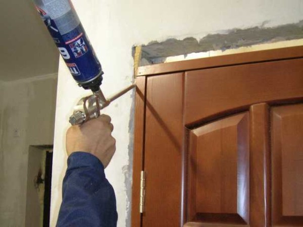 The gap is filled with foam by no more than 2/3