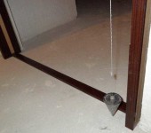 Check the inserted interior door using a plumb line
