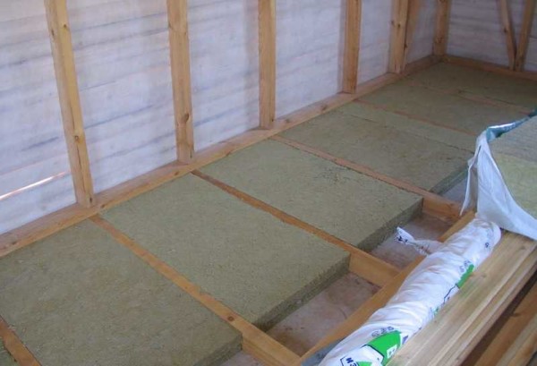 The floor on the logs on the balcony is comfortable: you can put insulation