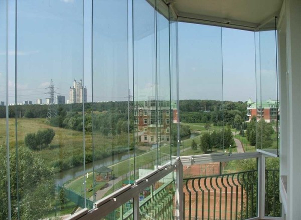 Panoramic glazing can be warm: energy-efficient glass units allow you to maintain the temperature without much effort